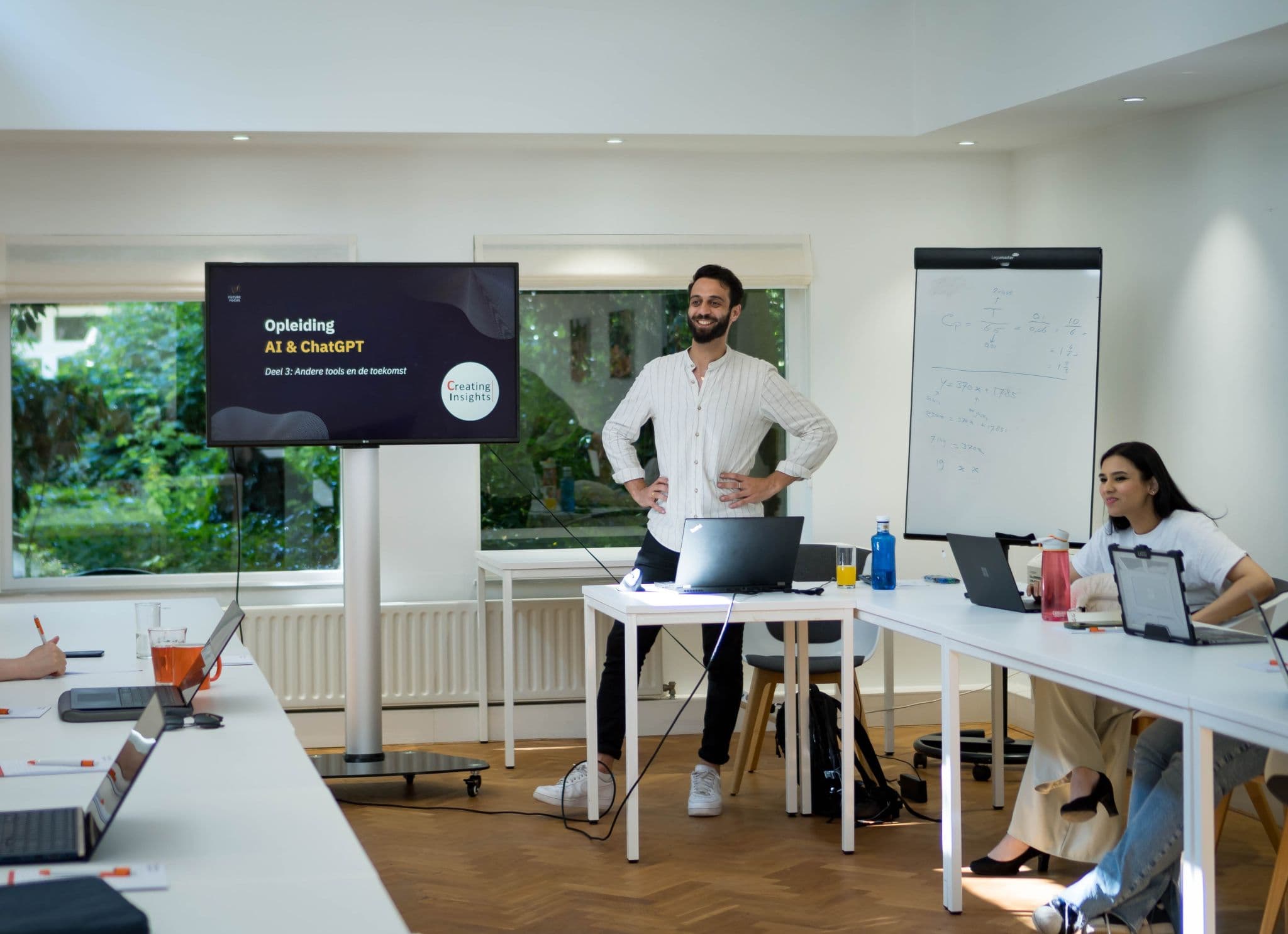 Wahbé geeft een workshop aan een kleine groep