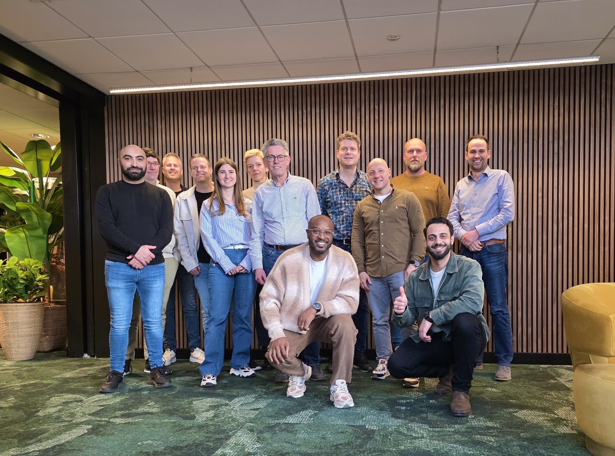 Groep deelnemers in een modern kantoor